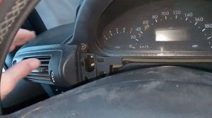Снятие дисплея (щитка приборов) Mercedes-Benz Vaneo.