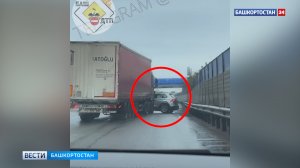 Очевидцы: в Уфе водитель фуры не заметил кроссовер и протащил его несколько метров
