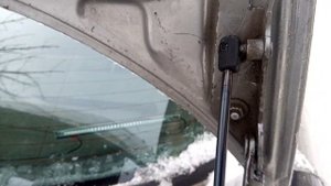Опель Омега б. Замена газового упора багажника на Опель Омега б.