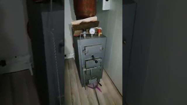 Котёл для отопления длительного горения на твёрдом топливе.