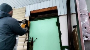 Замена входной двери в частном доме