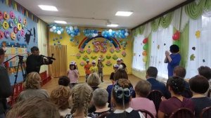 зажигательный флешмоб на юбилее детского сада