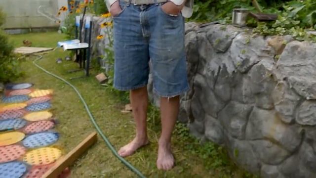 Укладка тротуарной плитки на даче. Массаж ног на садовой дорожке. смотреть онлайн