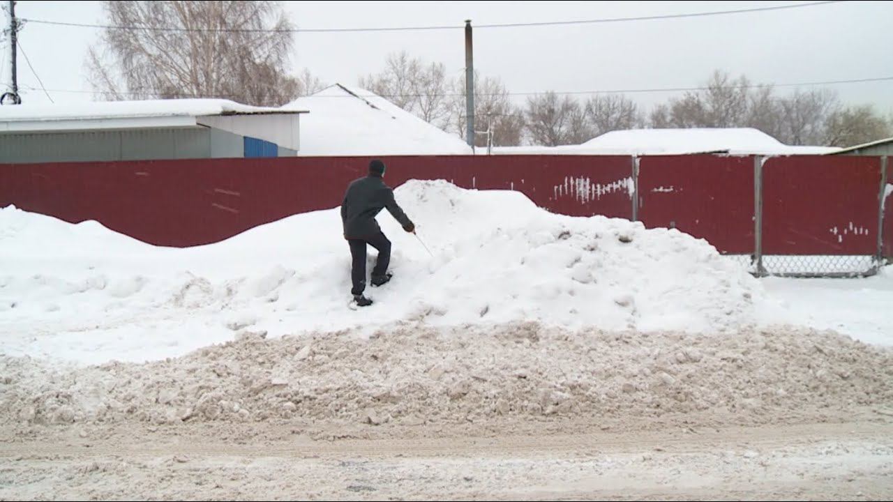 Снег превратился в дождь наступила. Нерасчищенный снег.