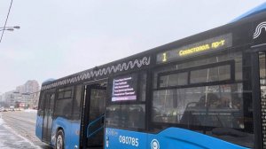 Автобус НефАЗ-5299-40-52 следует по маршруту 1 ”м. Ломоносовский пр-кт - Севастопольский пр-кт”