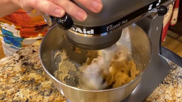 Katie Roussos - Beatrice Ojakanga's Grandma's Ginger Crinkle Cookies смотреть онлайн