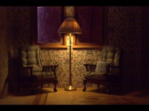 Разбираю стены кукольного дома. Стоит ли его оставлять?