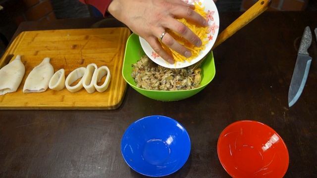 Кальмары фаршированные морепродуктами. Лапша Удон с креветками и мидиями.