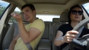 Парень классно танцует в машине HD