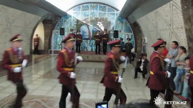 Почетный караул в метро - Military step, Almaty смотреть онлайн