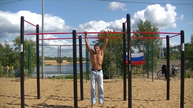 Выход силой на две руки.Русский мужик 52 года.На турнике Александр Заколдованный смотреть онлайн