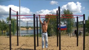 Выход силой на две руки.Русский мужик 52 года.На турнике Александр  Заколдованный