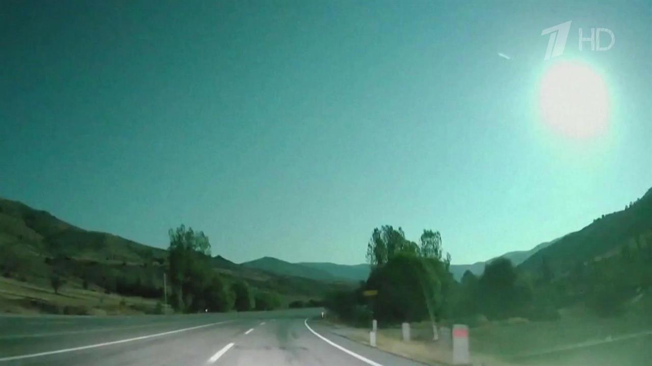 Жители Турции делятся в социальных сетях кадрами падения метеорита