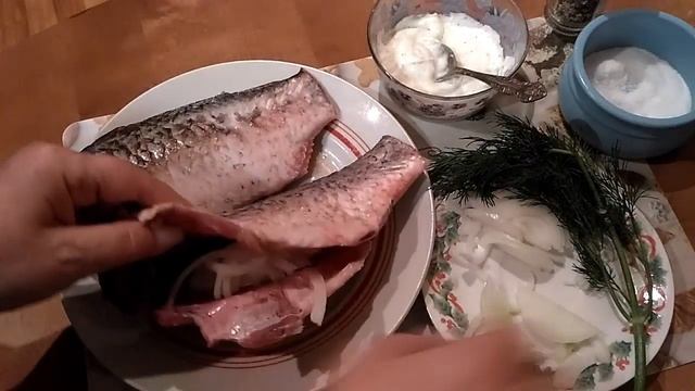 ШИКАРНОЕ БЛЮДО.КАРАСЬ В СМЕТАНЕ С ЗАПЕЧЁННОЙ КАРТОШКОЙ.