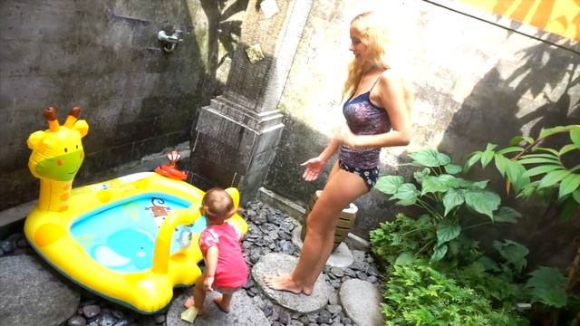 ГОРКА в ванной! Купания и катания на надувной горке. Мия как беби бон смотреть онлайн