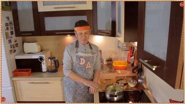 Домашний компот.  Напиток из яблок и изюма.