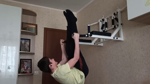 Удерживание УГОЛКА(вверх ногами) и ОТЖИМАНИЯ в нём смотреть онлайн