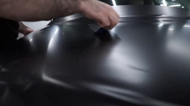 Из глянца в матовый! Оклейка капота Land Rover матовой пленкой.