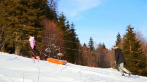 Зима в горах Лагонаки. Отдых с детьми в уютном отеле. Катания на санках с горки и многое другое