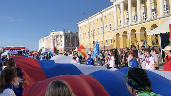 Парад дружбы народов. День России. 13-метровый флаг. Нижний Новгород. 12.06.2023