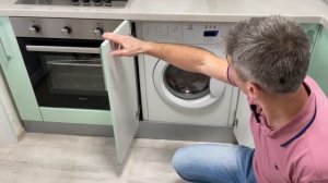 Небольшая кухня с фасадами из эмали. Верхние шкафы со свесом фасадов для открывания без ручек.