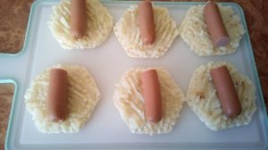 Сосиски с картофелем в вафельных коржах