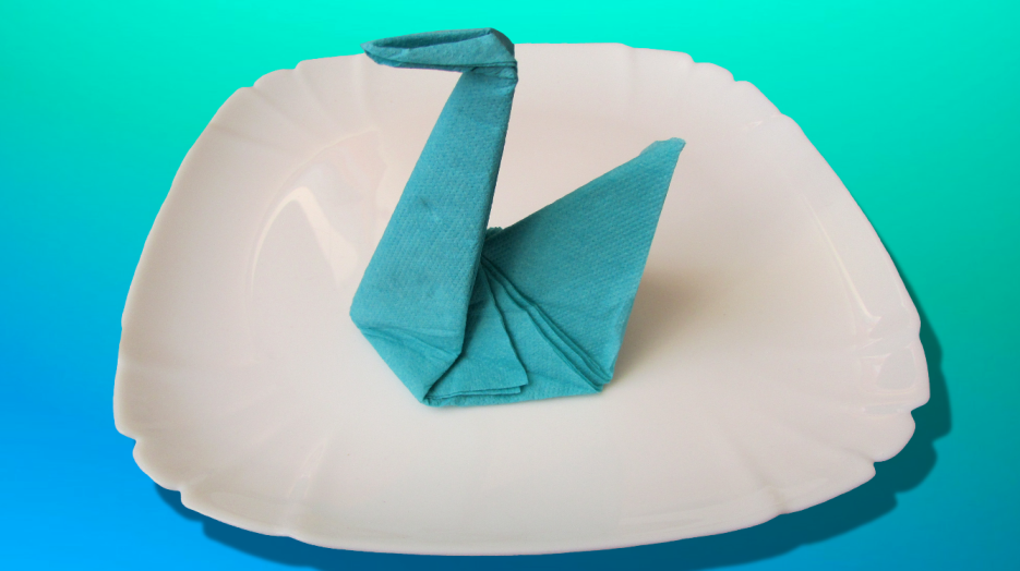 Лебедь из бумажной салфетки, украшение стола