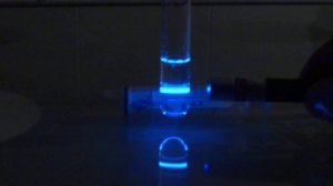 Лазерная флуоресценция в тоник (Laser fluorescence in tonic water)