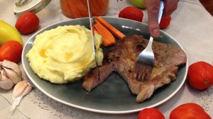 Шницель из свинины под чесночным соусом