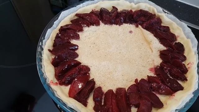 Самый вкусный открытый сливовый пирог по французски смотреть онлайн