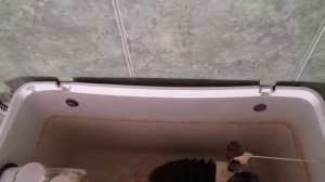 Туалет, переделанный под высокорасполагаемый бачок с бесклапанным сифонным механизмом смыва