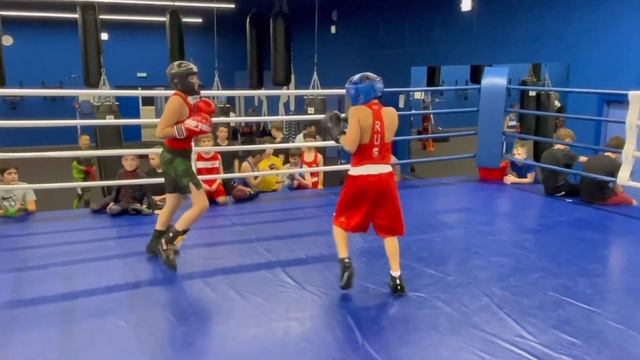 Дети дерутся. Тренер, контролирует процесс. смотреть онлайн