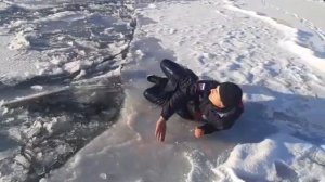 Что делать если провалился под лёд.