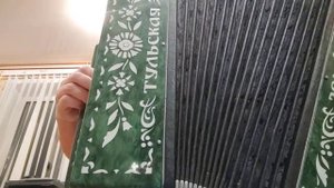 Бежит река в тумане тает, на гармони