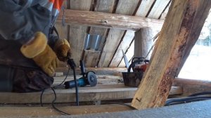 ПРОРЕЗАЮ ПОТОЛОК ПОД ТРУБУ ДЛЯ ПЕЧКИ / ДЕРЕВЕНСКИЙ ГАРАЖ.