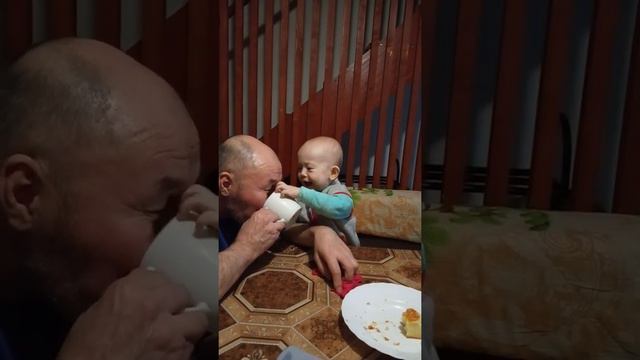 Дочка с папой пьют чай смотреть онлайн