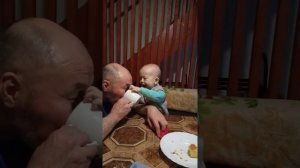 Дочка с папой пьют чай