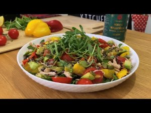 Простой рецепт вкусного теплого салата с индейкой и киноа