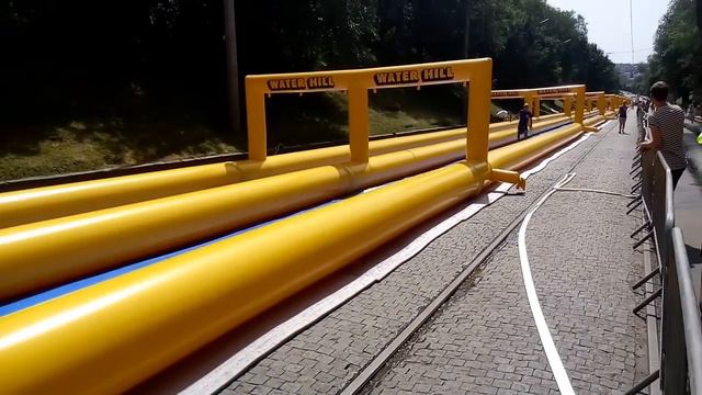 Видео: В #Харькове установили водную горку длиной в 300 метров смотреть онлайн
