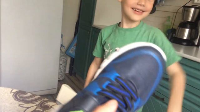 Кроссовки Jomoto со светящейся подошвой. Тоща рад. смотреть онлайн