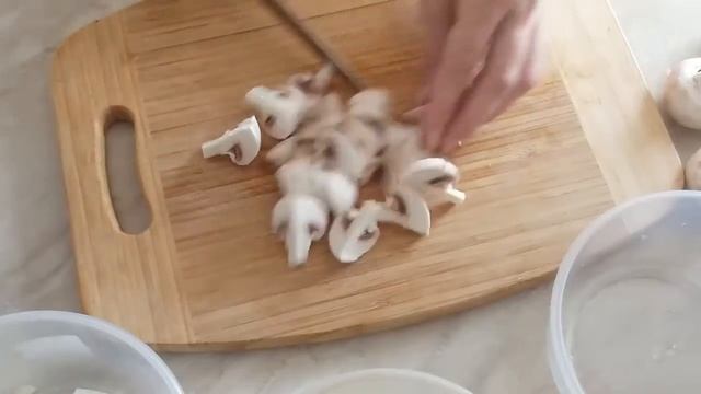 Готовим к столу ужин. Гречка с курицей и грибами смотреть онлайн