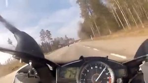 Мотоцикл не может догнать. Бешеная скорость.