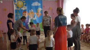 Музыкальная игра Шапочку передавайте