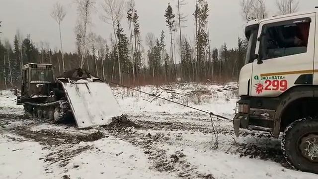лесовоз скания в грязи. Scania P380