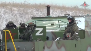 Спецбронепоезд армии России работает на фронте.
