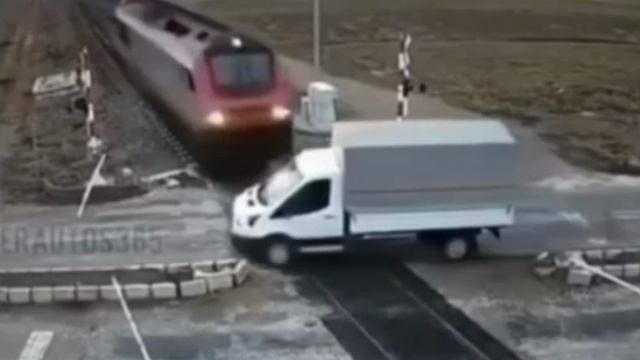 Проезд под шлагбаум жд переезда