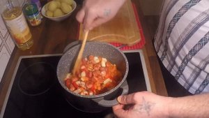 Тушеная картошка с сосисками. Stewed potatoes with sausage.