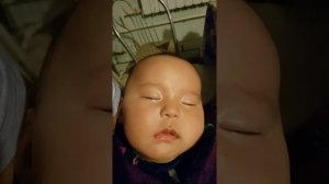 РЕБЕНОК ВО СНЕ ИГРАЕТ