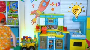 Платоха Моха и папа шутит и играет с кинетическим песком