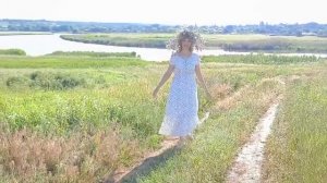 ЖИВУ В РОССИИ! 
Автор песни Влада Вершинина. На видео исполнительница песни  -  Элен Маржук. 
ДНЮ РО